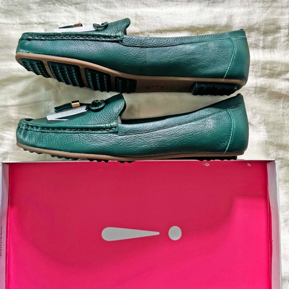 LOAFERS, ISAAC MIZRAHI, LADIES 8W, FOREST GREEN CALF LEATHER, TASSLES ON EACH - Picture 5 of 8